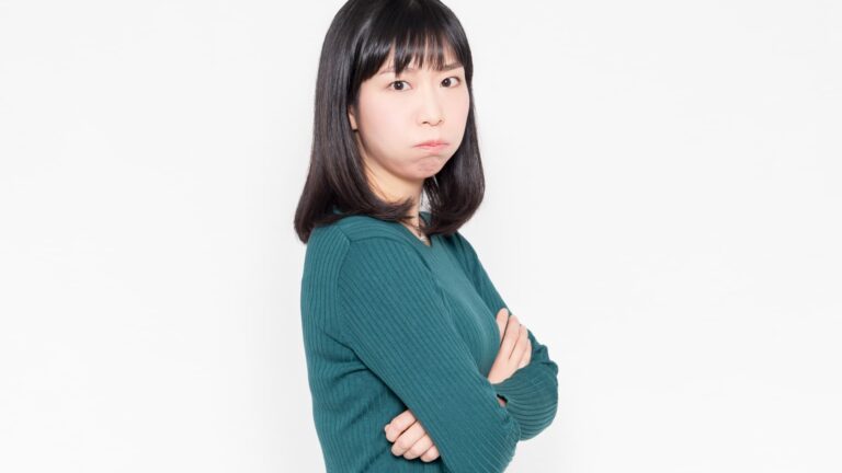 腕を組んで怒っている女性